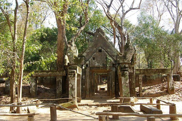 Cambodge-1223: Les vestiges du Prasat Krachap, un des temples du site de Koh Ker - Cambodge