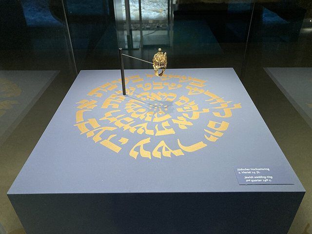 Erfurter Schatz, jüdischer Hochzeitsring: Jüdischer Hochzeitsring aus dem sog. "Erfurter Schatz", aufbewahrt im Keller der Alten Synagoge in Erfurt