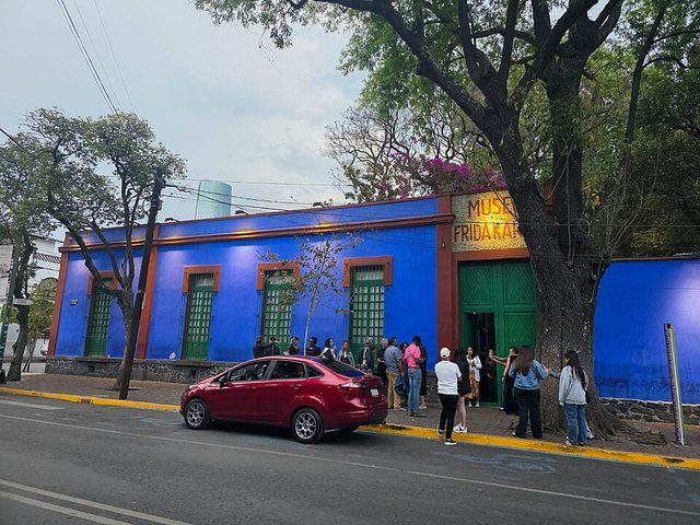 La Casa Azul (The Blue House), better known as the Frida Kahlo Museum, located in the Coyoacán neighborhood of Mexico Ci: Outside of La Casa Azul (The Blue House), better known as