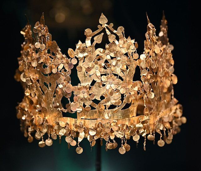 Tillya Tepe crown: Tillya Tepe crown www.flickr.com/photos/h_sinica/49049536268 www.flickr.com/photos/h_sinica/49049537778/in/album-72157... www.flickr.com/photos/h_sinica/49050040