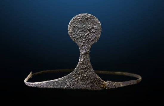 Almoloya Diadema: Diadema de plata. Ajuar de enterramiento. Almoloya. Descubren un palacio y un rico ajuar funerario de la Edad del Bronce en un yacimiento de Murcia. (2014)