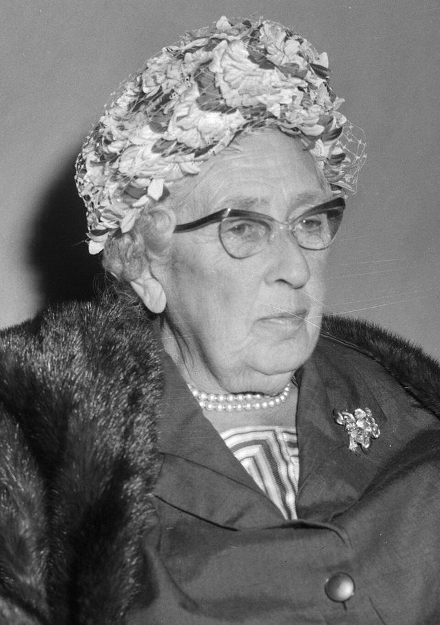 Agatha Christie: Agatha Christie in Nederland (detectiveschrijfster), bij aankomst op Schiphol me, Bestanddeelnr 916-8898 (cropped)