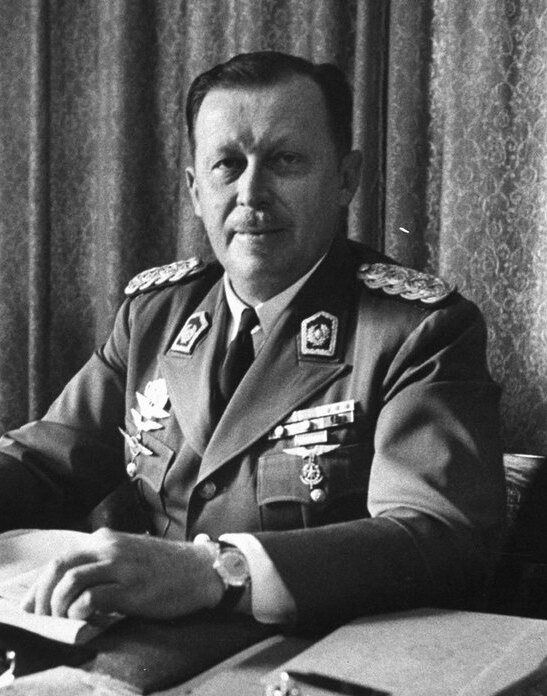 Alfredo Stroessner: Alfredo Stroessner at desk (1cropped)