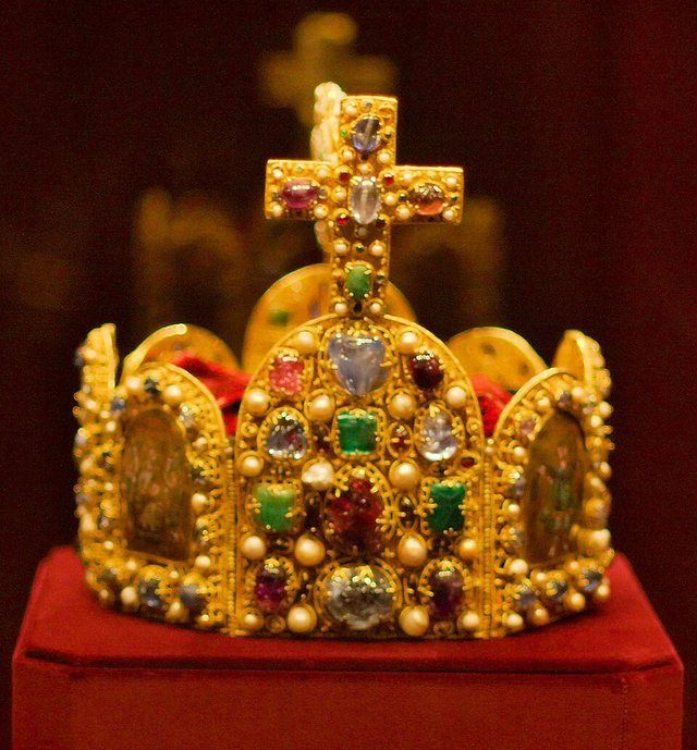 Imperial Crown of the Holy Roman Empire front: Imperial Crown of the Holy Roman Empire in "Schatzkammer" Vienna