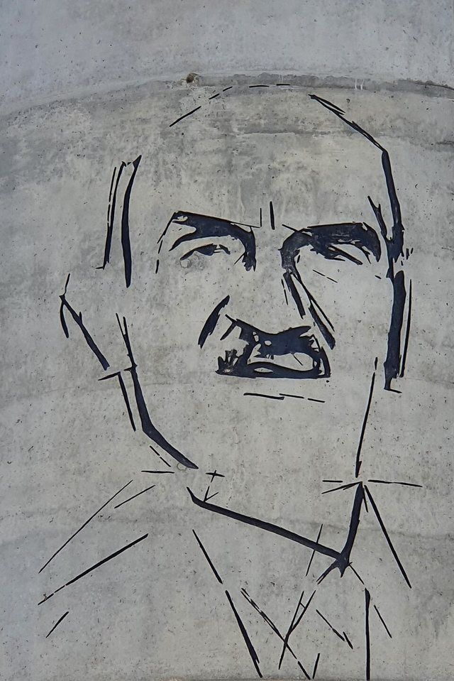 António Champalimaud: Retrato de António Champalimaud, obra de 2015 de Júlio Pomar, gravada em coluna de betão na esplanada do Centro Champalimaud, em Lisboa