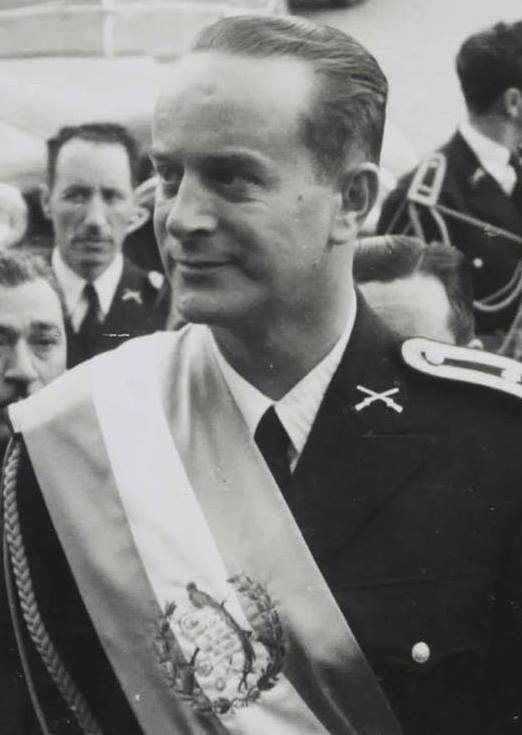 Jacobo Arbenz 1951 (cropped): Presidente Jacobo Árbenz Guzmán durante su nombramiento como Comandante de las Fuerzas Armadas.