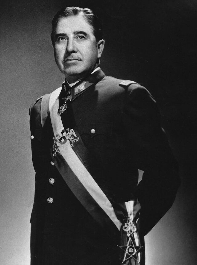 Augusto Pinochet: Augusto Pinochet foto oficial(b)
