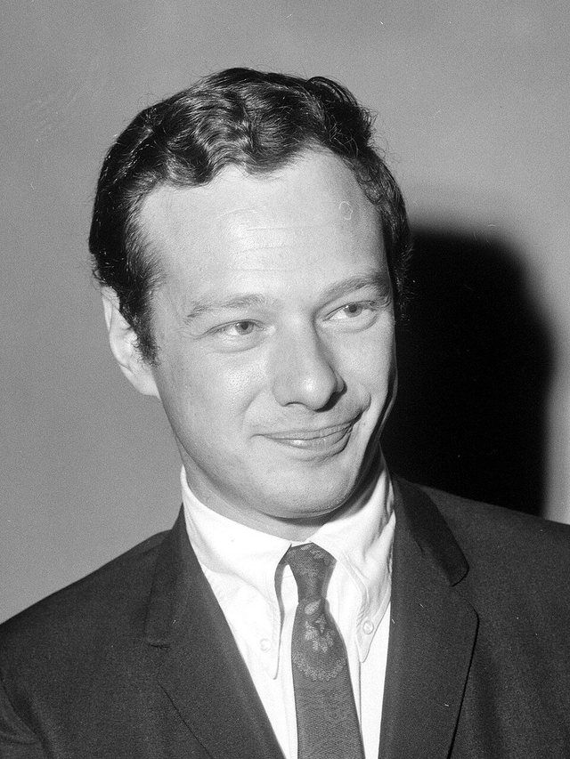 Brian Epstein: Collectie / Archief : Fotocollectie Anefo Reportage / Serie : [ onbekend ] Beschrijving : Aankomst Brian Epstein (manager Beatles) op Schiphol (Grand Gala du Disque 