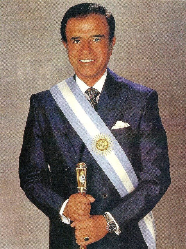Carlos Menem: Menem con banda presidencial