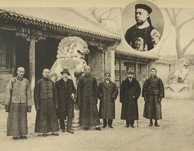 Yamanaka & Co. Prince Gong Mansion: 恭親王府正殿前 明治45年3月 (右より) 菅金福 山中六三郎 山中六三郎 親王府総務 劉恵郷 岡田友次 親王家執事 金雨三 同 陳顕建