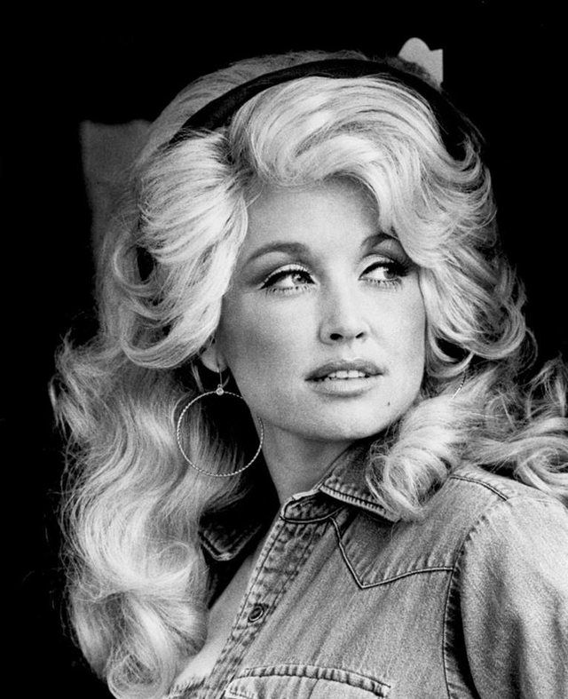 Dolly Parton: Publicity shot of American singer Dolly Parton, 1977