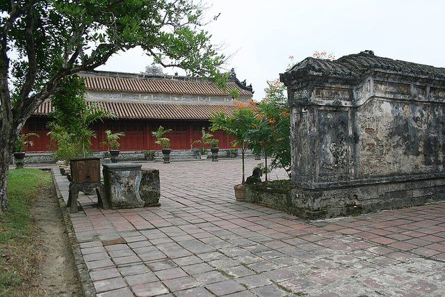 An lang: Điện Long Ân, An Lăng, nơi thờ cúng vua Dục Đức, Thành Thái và Duy Tân