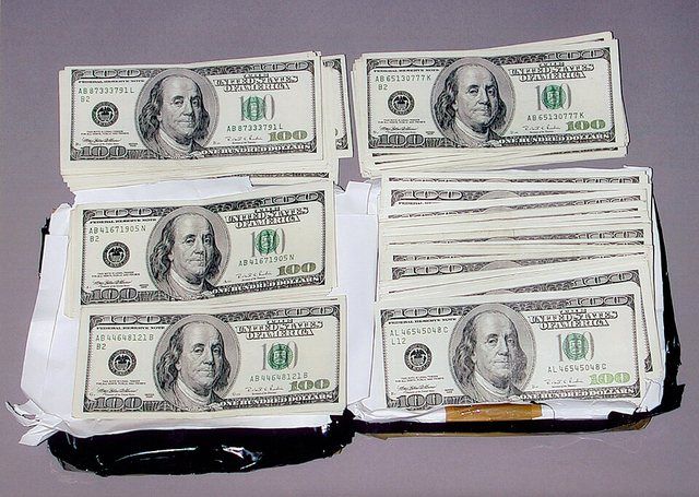 Cash from LEWIS drop site-Hanssen case: Pieniądze zostawione przez agenta SVR dla R. Hanssena