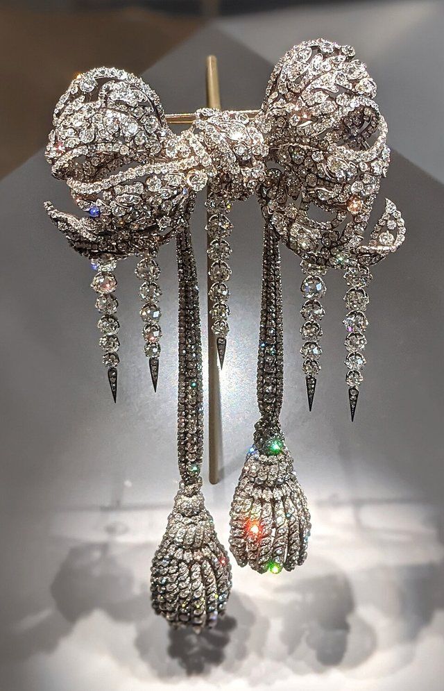 Grand noeud de corsage de l'impératrice Eugénie - François Kramer - Musée du Louvre Objets d'art OA 12238: Grand noeud de corsage de l'impératrice Eugénie - François Kramer - Musée