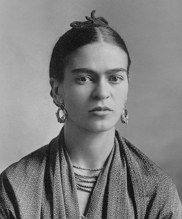 Frida Kahlo: Frida Kahlo (gelatin silver print, 15.2 by 10.8 cm)