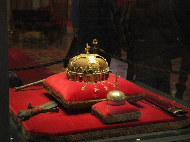 Crown, Sword and Globus Cruciger of Hungary-edit: Espada, cetro, orbe y corona de San Esteban de Hungría