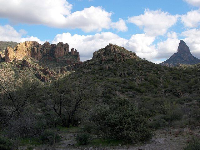Dutchmans Trail, Palamino Mountain (left), Weavers Needle (right) (3285875350): Superstition Wilderness.