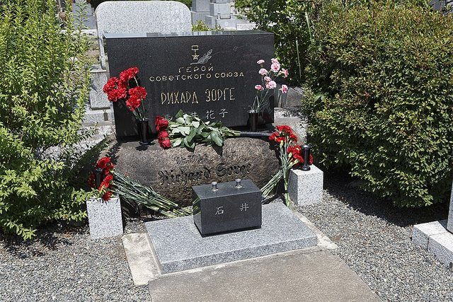 Richard Sorge's Grave 01: Могила советского разведчика Рихарда Зорге на кладбище «Тама» в Токио