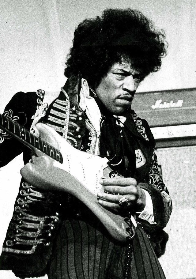 Jimi Hendrix: Jimi Hendrix (1967) (cropped)