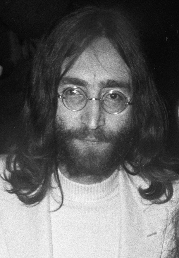 John Lennon 1969 (cropped): Collectie / Archief : Fotocollectie Anefo Reportage / Serie : [ onbekend ] Beschrijving : John Lennon en echtgenote Yoko Ono vertrekken van Schiphol naa