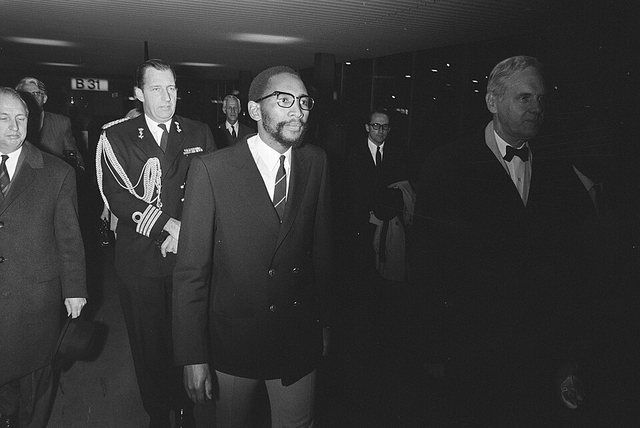 Koning Moshoeshoe van Lesotho vertrekt van Schiphol, Bestanddeelnr 924-0658: Collectie / Archief : Fotocollectie Anefo Reportage / Serie : [ onbekend ] Beschrijving : Koning Moshoe