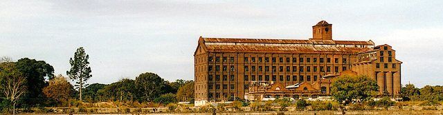 Buenos Aires Puerto Madero Porteño 1999-05-01: A 1999 photo of the abandoned grain storage, elevator, and mill complex "El Porteño" in Puerto Madero, Buenos Aires. It was renovated