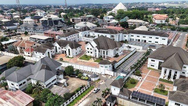 A residential area in Umuahia: A residential area in Umuahia