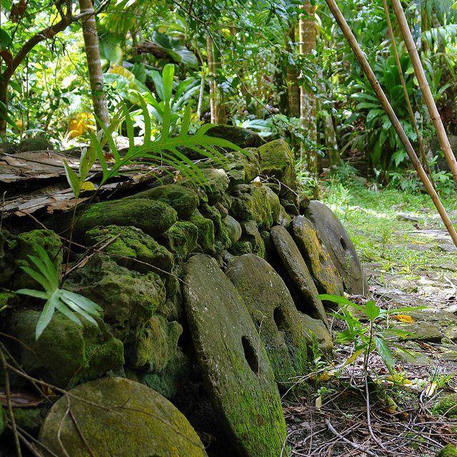 Ancient Yapese stone money: Monnaies de pierre alignées contre un mur de pierre sèche, municipalité de Rull, Îles Yap