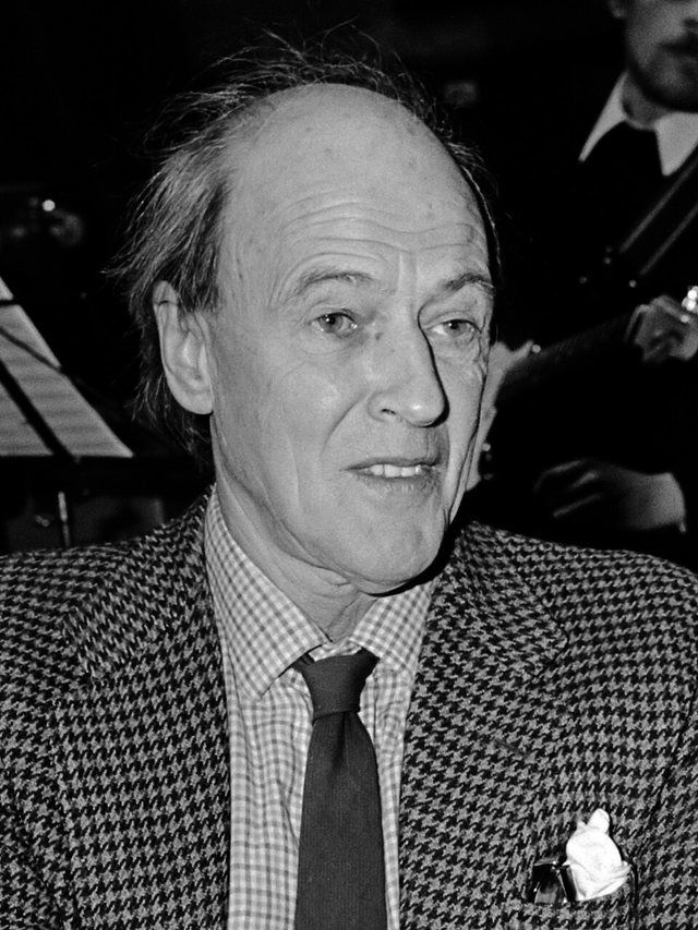 Roald Dahl: Uitreiking Gouden Griffel en Penseel in Utrecht. Roald Dahl (l) en Nannie Kuiper 13 oktober 1982