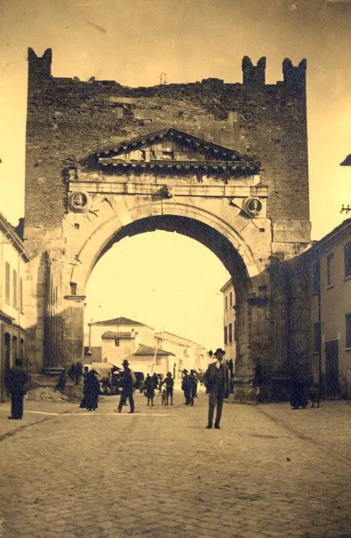 Arch of Augustus Rimini 1916: Rimini's Arch of Augustus after the 1916 earthquake, in circa 1916