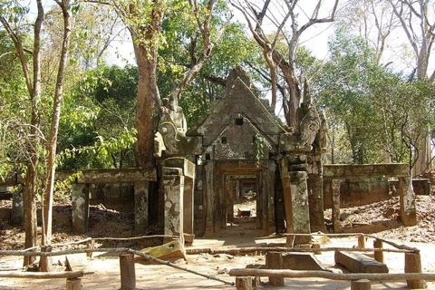 Cambodge-1223: Les vestiges du Prasat Krachap, un des temples du site de Koh Ker - Cambodge