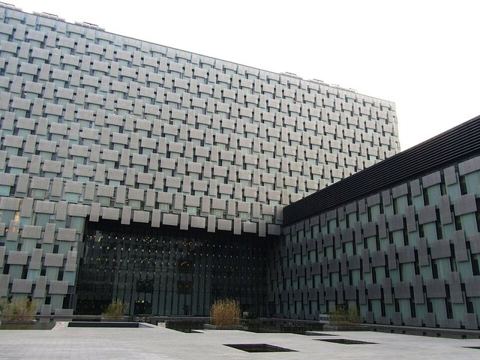 Gulou Hospital 21 2012-11: 鼓楼医院三期建筑,即其南扩工程,此为北侧庭院。