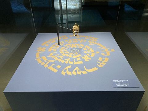 Erfurter Schatz, jüdischer Hochzeitsring: Jüdischer Hochzeitsring aus dem sog. "Erfurter Schatz", aufbewahrt im Keller der Alten Synagoge in Erfurt