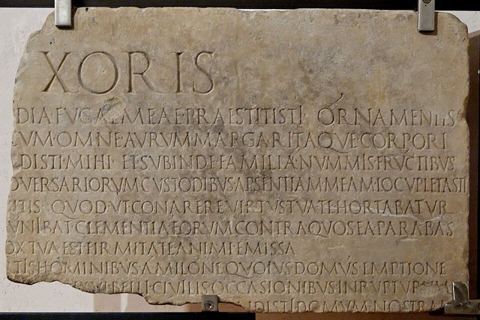 Laudatio Turiae col2 Terme: So-called “Laudatio Turiæ”, col.2 (2.2a to 2.11a). Latin inscription: “[varia et ampla subsi]dia fugae meae praestitisti ornamentis / [me instruxisti] c