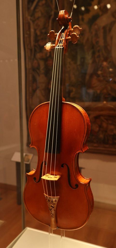 Messiah Stradivarius ashmolean: Photo of the Messiah - Salabue Stradivarius violin