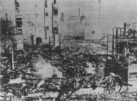 Suzuki Shoten burnt out: 鈴木商店(Suzuki Shoten) in Kobe burnt out.