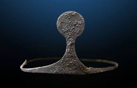 Almoloya Diadema: Diadema de plata. Ajuar de enterramiento. Almoloya. Descubren un palacio y un rico ajuar funerario de la Edad del Bronce en un yacimiento de Murcia. (2014)