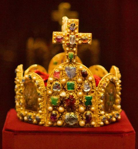 Imperial Crown of the Holy Roman Empire front: Imperial Crown of the Holy Roman Empire in "Schatzkammer" Vienna