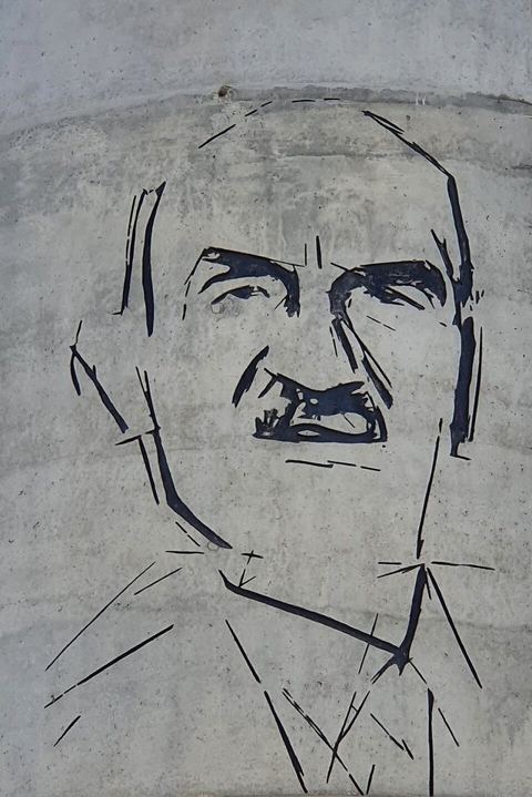António Champalimaud: Retrato de António Champalimaud, obra de 2015 de Júlio Pomar, gravada em coluna de betão na esplanada do Centro Champalimaud, em Lisboa