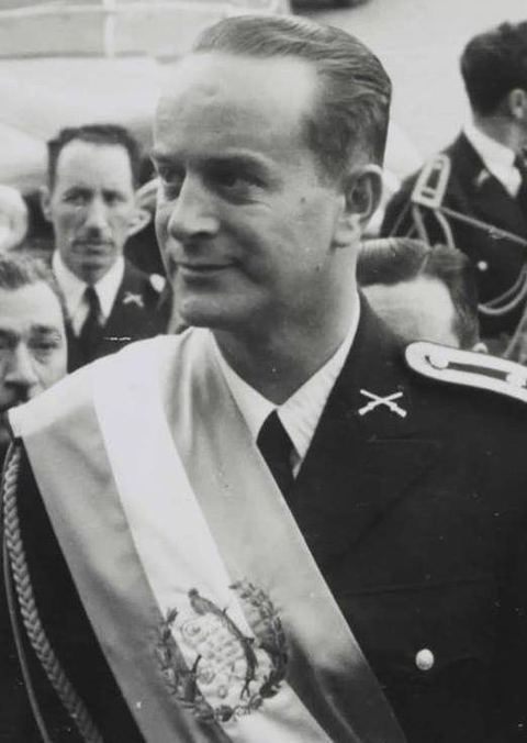 Jacobo Arbenz 1951 (cropped): Presidente Jacobo Árbenz Guzmán durante su nombramiento como Comandante de las Fuerzas Armadas.