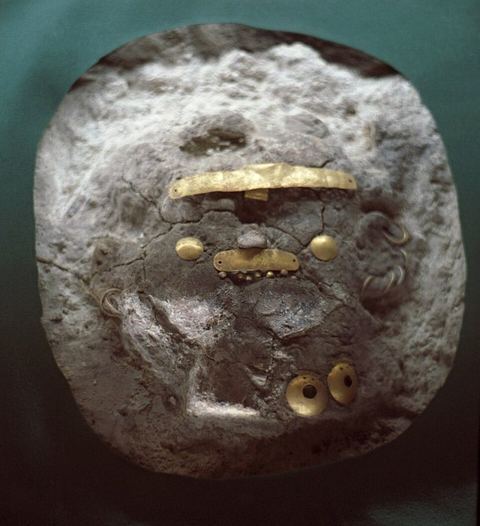 Face and funeral golden jewelry, 4600-4200 BC, AM Varna, Varm21: Imprint of the face and funeral golden jewelry. Predecessor of gold funerary mask? Burial place near Varna. Chalcol