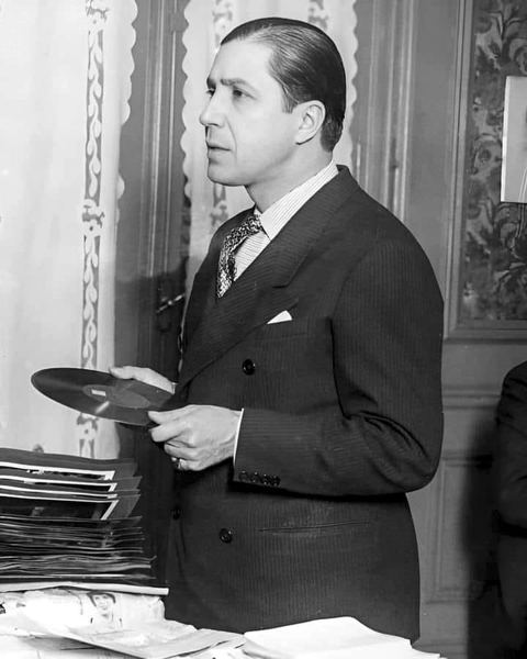 Carlos Gardel: Carlos gardel en su casa 1933