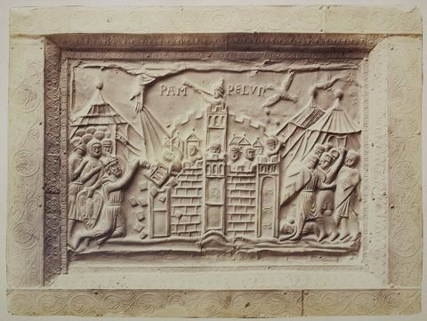 Karlsschrein+Aachen+Wothly: city of Pamplona whose walls collapse