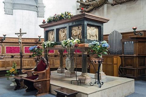 Santa Giustina (Padua) - Chapel of Saint Luke - Tomb of Luke the Evangelist (front): Churche Saint Justina of Padua in Italy. Chapel of Luke the Evangelist. Work of the Pisano-Vene