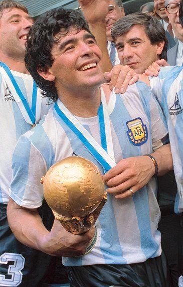 Diego Maradona: Argentina celebrando copa (cropped)