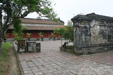 An lang: Điện Long Ân, An Lăng, nơi thờ cúng vua Dục Đức, Thành Thái và Duy Tân