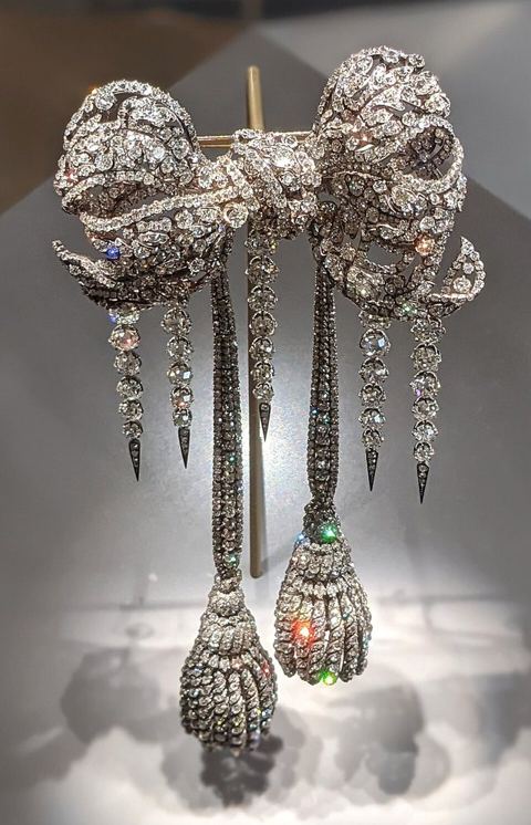 Grand noeud de corsage de l'impératrice Eugénie - François Kramer - Musée du Louvre Objets d'art OA 12238: Grand noeud de corsage de l'impératrice Eugénie - François Kramer - Musée