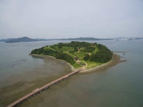 Cheonghaejin jangdo: It is also called Janggun Island and is where the main camp of Cheonghaejin, established by Master Jang Bogo during the Unified Silla Dynasty, was located