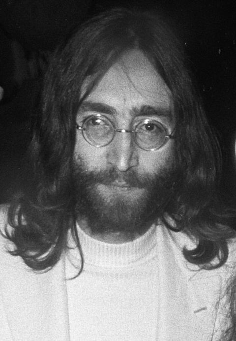 John Lennon 1969 (cropped): Collectie / Archief : Fotocollectie Anefo Reportage / Serie : [ onbekend ] Beschrijving : John Lennon en echtgenote Yoko Ono vertrekken van Schiphol naa