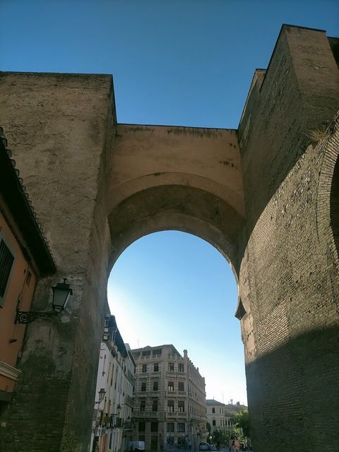 Arco de Elvira Granada: Esta es una fotografía, tomada con mi propio móvil en la que se puede ver el Arco de Elvira desde tres perspectivas diferentes; de frente ,por detrás ,y des